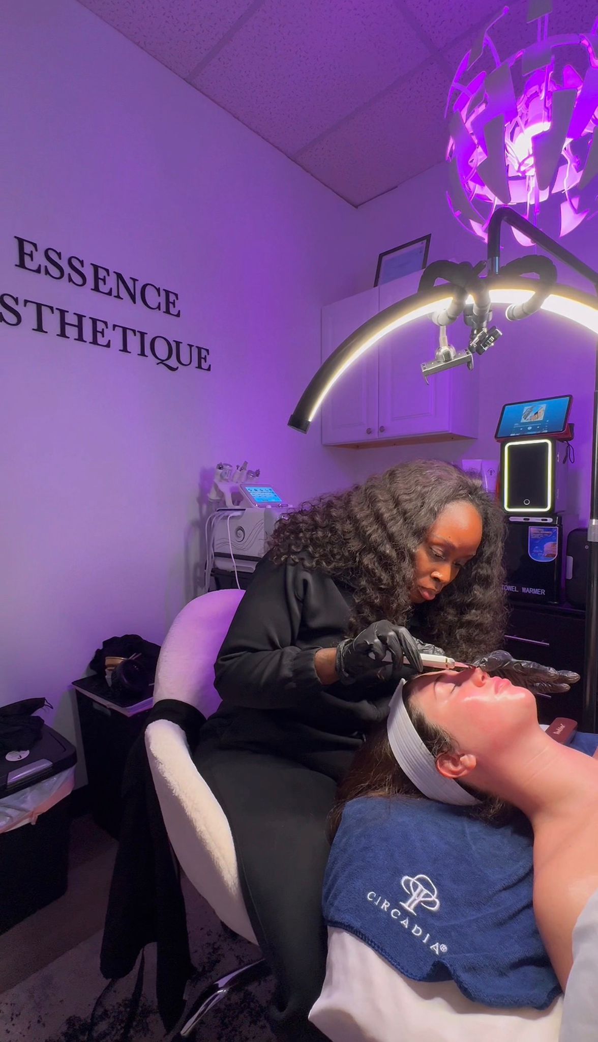 Hydrated, glowing skin during esthetic treatment